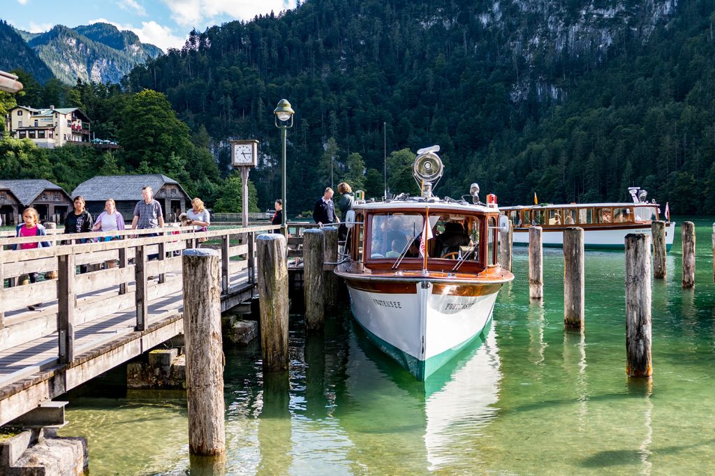 Königssee - Die Gäste sind zurück. Sie haben alle das Echo vom Königssee gehört, welches durch eine Trompete o.ä. während der Fahrt ausgelöst wird. - © alpintreff.de - Christian Schön